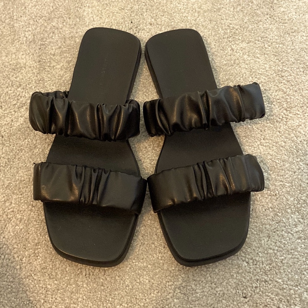 14th & Union Black flat sandals